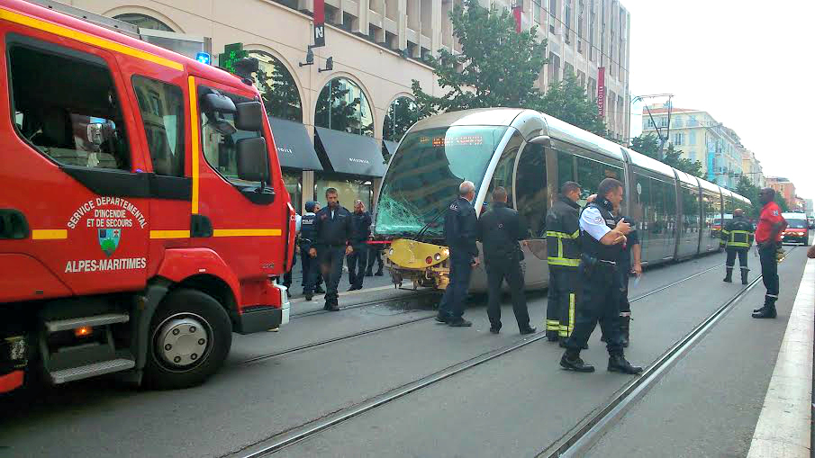 collision tramway camion nice
